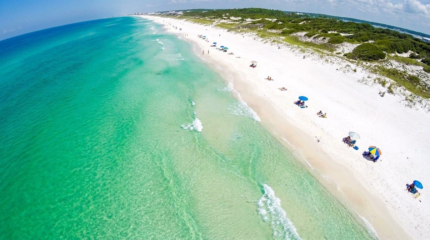 Playa de arena blanca y agua esmeralda en Destin, Florida
